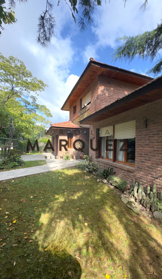 CASA 5 AMBIENTES + DOBLE GARAGE + AMPLIO PARQUE