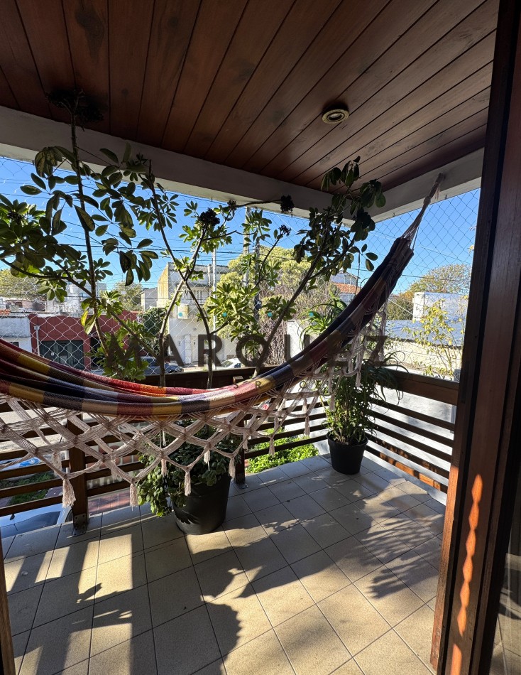 PISO 3 AMBIENTES CON BALCON A LA CALLE +SIN EXPENSAS